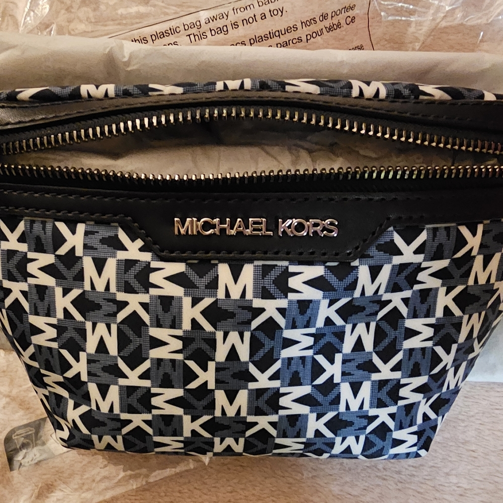 Michael Kors Cooper Belt Bag (UNISEX) - Picture 5 of 7